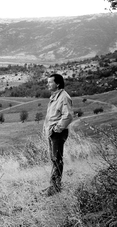  François Lurton observant le paysage de la vallée Lolol